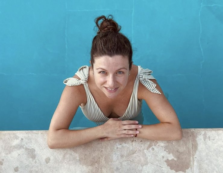 Νίκη Δραγούμη: Οι συνεργάτες της διασκέδαζαν χρησιμοποιώντας τη φουσκωμένη κοιλιά της ως drums [βίντεο]