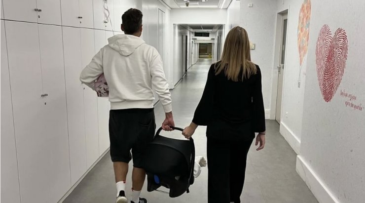 Συγκινεί στο εξιτήριο της η Ελληνίδα ηθοποιός: "Κάποτε σου έλεγα ή κανείς ή και οι δύο μαζί. Τώρα λοιπόν είμαστε τρεις"