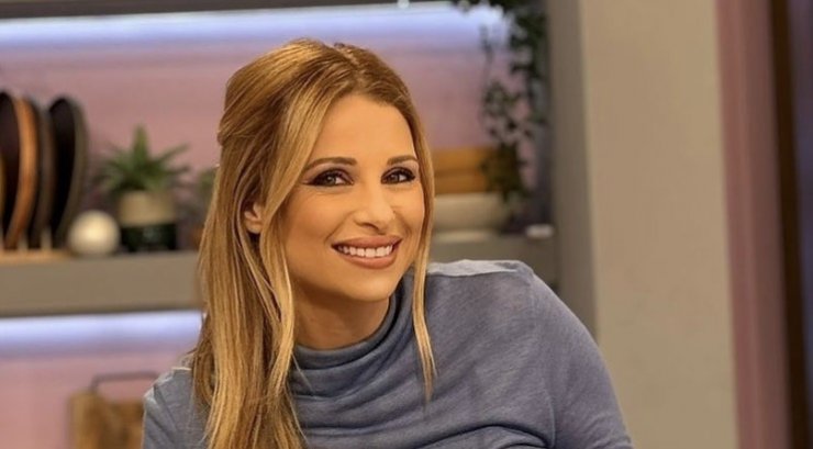 Xριστιάνα Αριστοτέλους: Έφτιαξε δεκάδες κουραμπιέδες με τη Ζαχαρούλα και την Αγγέλα [εικόνες]