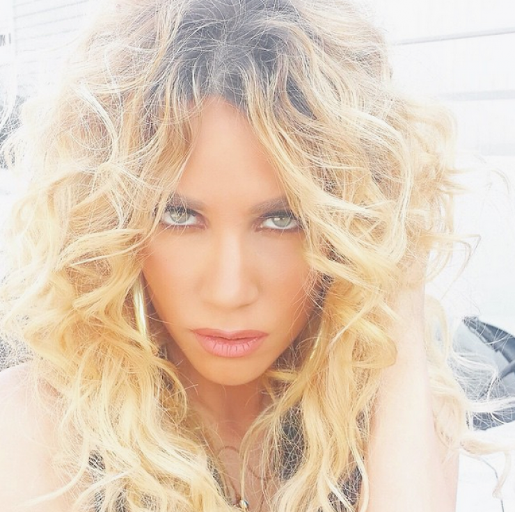 Κατερίνα Στικούδη: Κολάζει με το σέξι μαγιό της! [εικόνες]