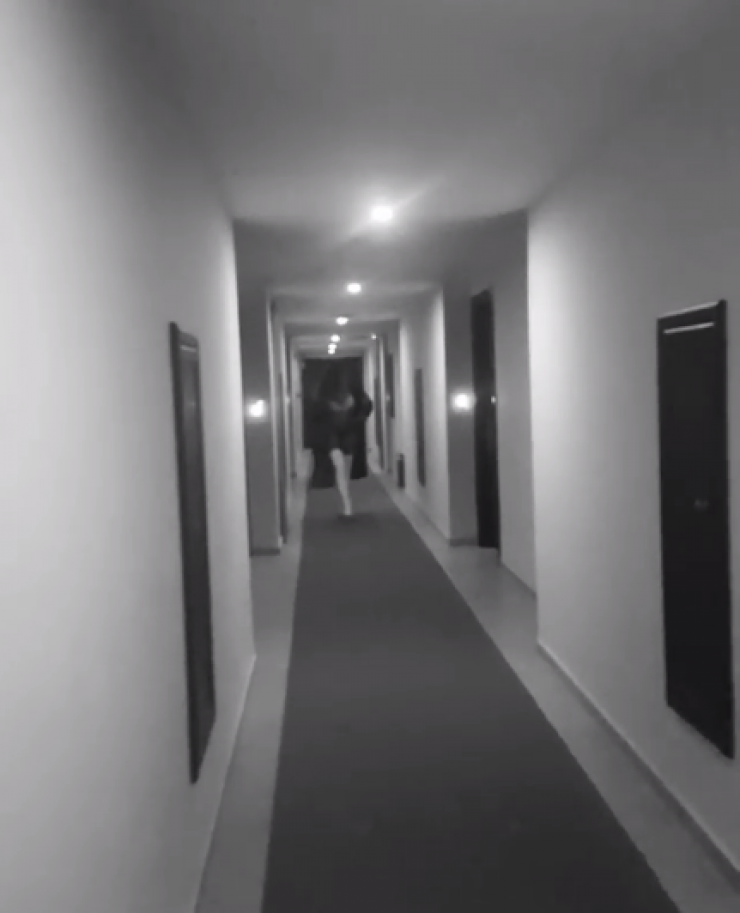 Επώνυμη Ελληνίδα κυκλοφορούσε με τα εσώρουχα σε διάδρομο ξενοδοχείου!