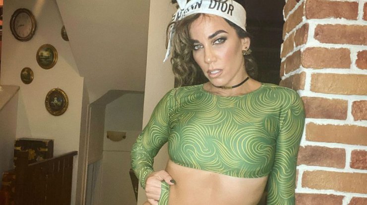 Κατερίνα Στικούδη: Η topless πόζα της μπροστά στον καθρέφτη [εικόνα]