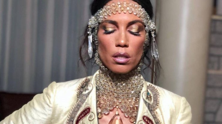 Κατερίνα Στικούδη: Όλα τα λαμπερά looks από το νέο video clip της