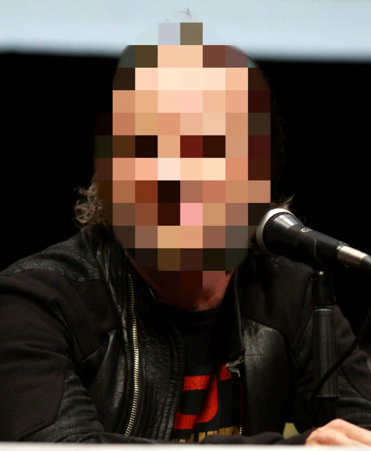 Πασίγνωστος καλλιτέχνης εμφανίστηκε στη σκηνή με κόκκινο στρινγκ! [εικόνα]