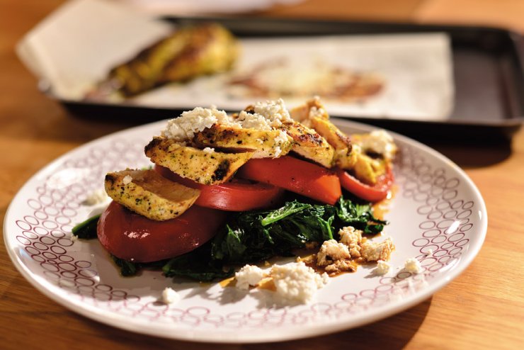 Στήθος κοτόπουλο µε ψητές τοµάτες και σοταρισµένο σπανάκι µε αναρή