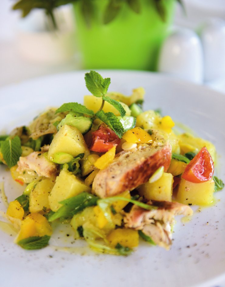 Στήθος κοτόπουλο γλασαρισμένο σερβιρισμένο με καλοκαιρινή πατατοσαλάτα