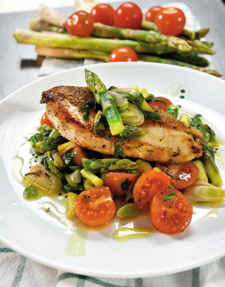 Στήθος Κοτόπουλο με σοταρισμένα σπαράγγια και τοματίνια