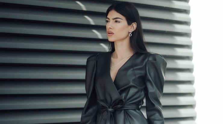 Άντρεα Κυριάκου: Φόρεσε το σέξι κόκκινο μπικίνι της και βγήκε στην αυλή