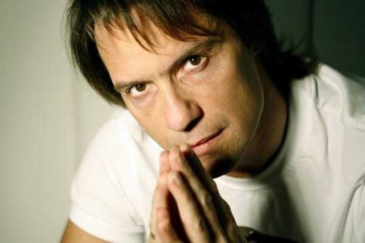 Στράτος Τζώρτζογλου: «Στα επτά μου ο πατέρας μου με πήγε να δω πόρνες και τραβεστί»