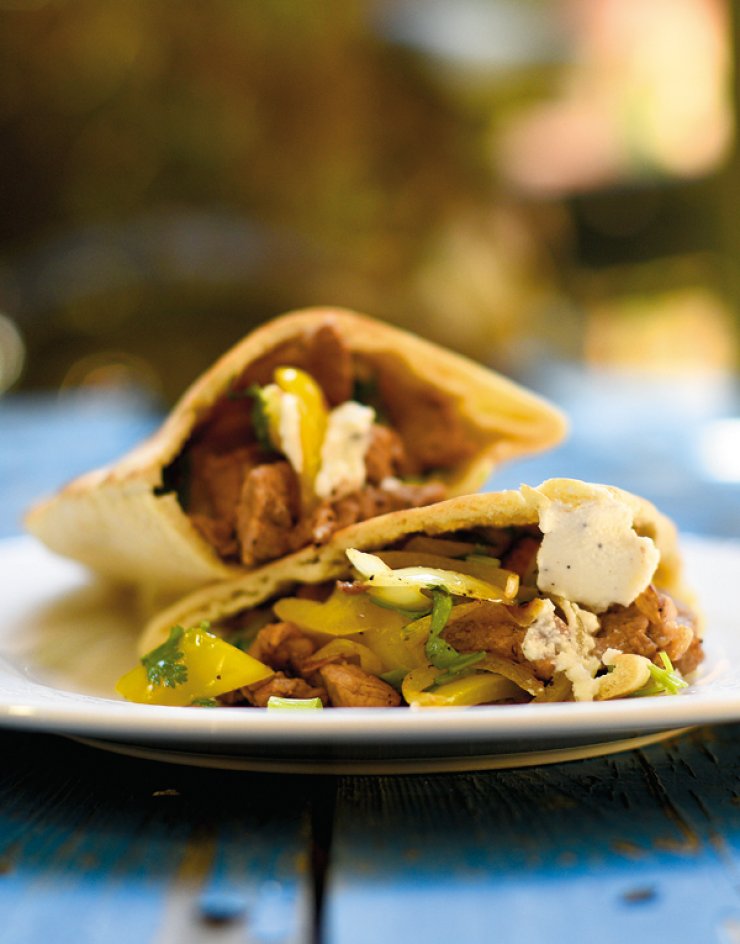 Street food με κυπριακή πίτα, ψαρονέφρι, κίτρινη πιπεριά, κρεμμύδι, τοματίνια, κόλιανδρο και σάλτα αναρή 