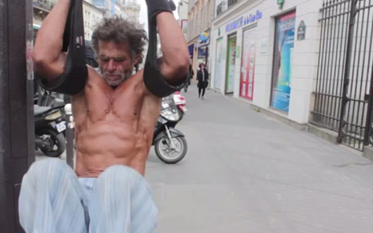 Ο άστεγος bodybuilder που έχει κάνει τους δρόμους του Παρισιού γυμναστήριο [βίντεο]