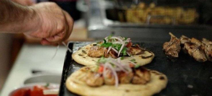 Το σουβλάκι είναι καλό διατροφικό προϊόν λένε οι Βρετανοί και το πιστοποιούν