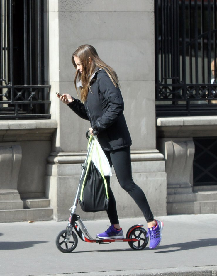 Ποια διάσημη σταρ κινείται με scooter στο Παρίσι [εικόνες]