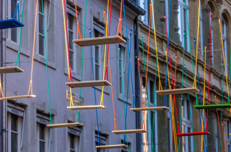 Κούνιες πάνω από το δρόμο!