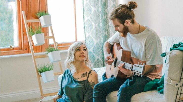 Οκτώ πράγματα που μπορούμε να κάνουμε με το ταίρι μας σε εποχές "εγκλεισμού"