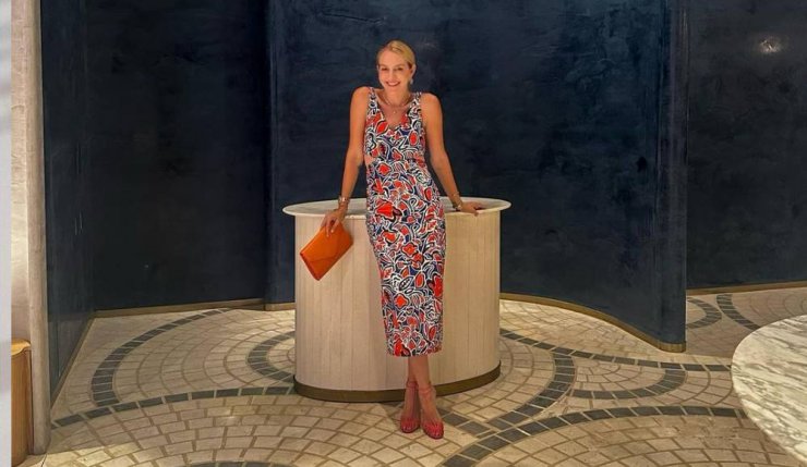 Σύλβια Μαυροπούλου: Με φόρεμα που στοιχίζει μόλις 40 ευρώ δημιούργησε μια stylish εμφάνιση