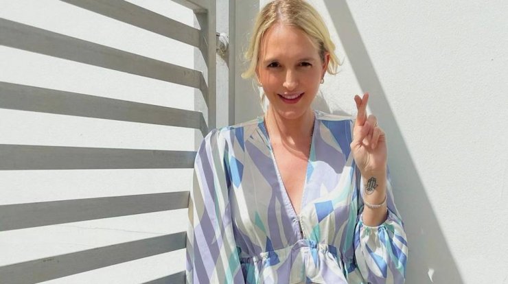 Summer Style: Η Σύλβια Μαυροπούλου φόρεσε τα πιο chic πέδιλα για την παραλία