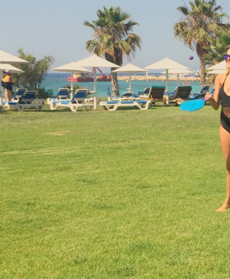Κύπρια socialite με elegant μαγιό και άψογη σιλουέτα παίζει ρακέτες στην παραλία!
