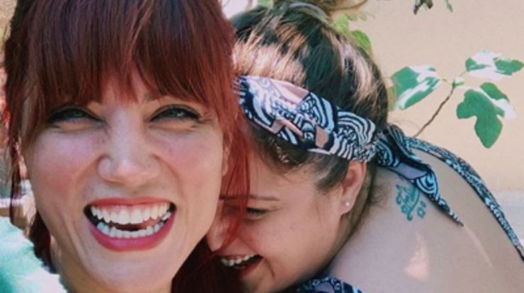 Μαίρη Συνατσάκη: Πώς σχολιάζει η δίδυμη αδερφή της την επιλογή συντρόφων της;