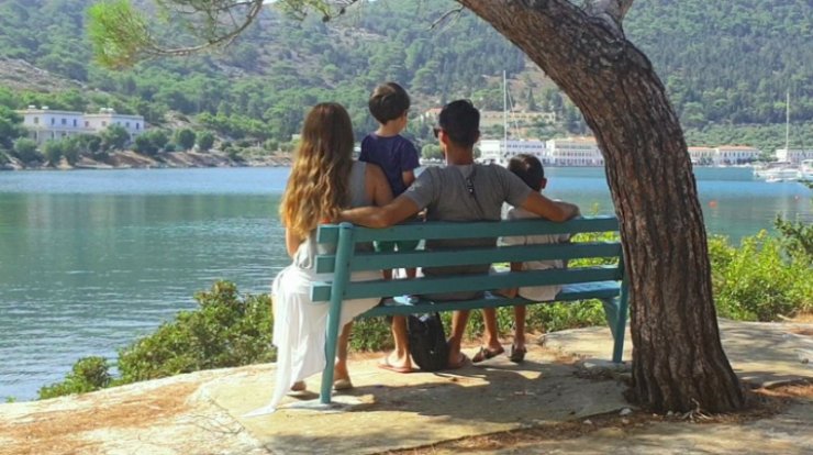 Απέραντη ευτυχία: Κύπρια τραγουδίστρια έγινε 3η φορά μαμά και είδαμε την πρώτη εικόνα του νεογέννητου