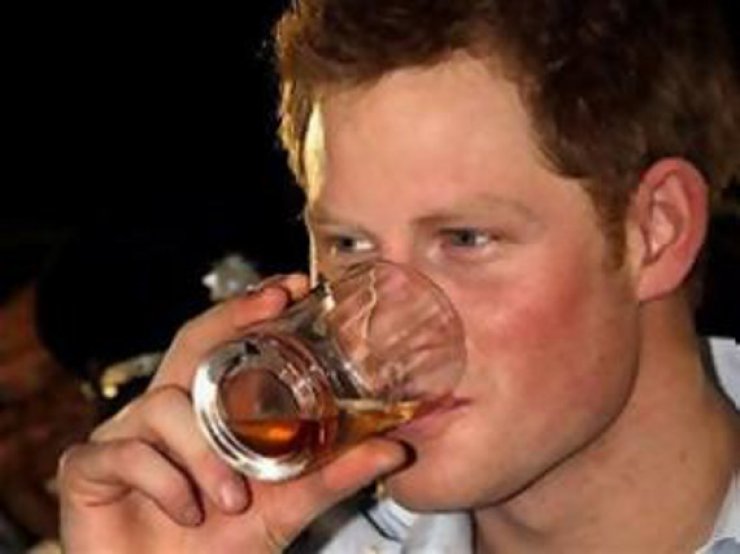 Τα ξέφρενα πάρτι και τα φλερτ του Πρίγκιπα Χάρι!