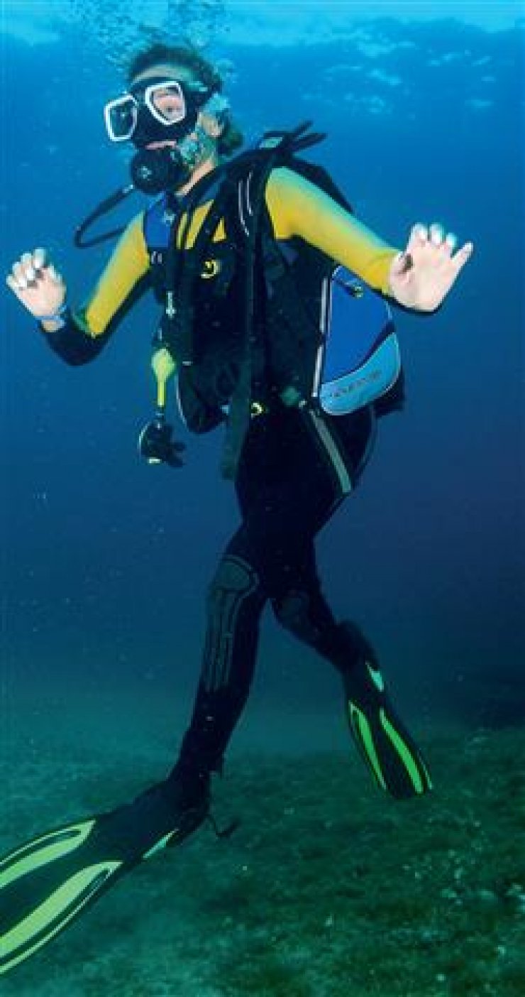 Ελληνίδα τραγουδίστρια φωτογραφίζεται στο βυθό!