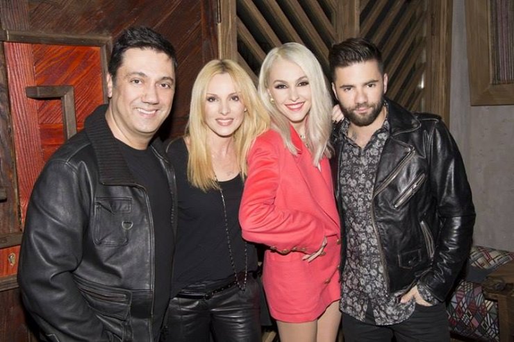 Ο Γιώργος Θεοφάνους και τα υπόλοιπα μέλη της κριτικής επιτροπής του X-Factor λίγο πριν φτάσουν...