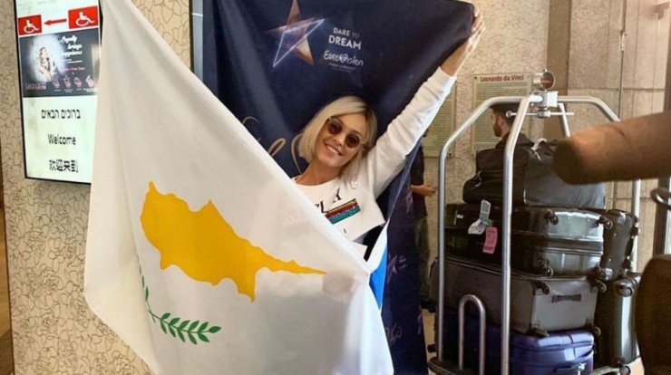 Η κόρη της Τάμτα "έκλεψε" τα βλέμματα στο αεροδρόμιο κατά την αναχώρησή τους για Τελ Αβίβ! [εικόνες]