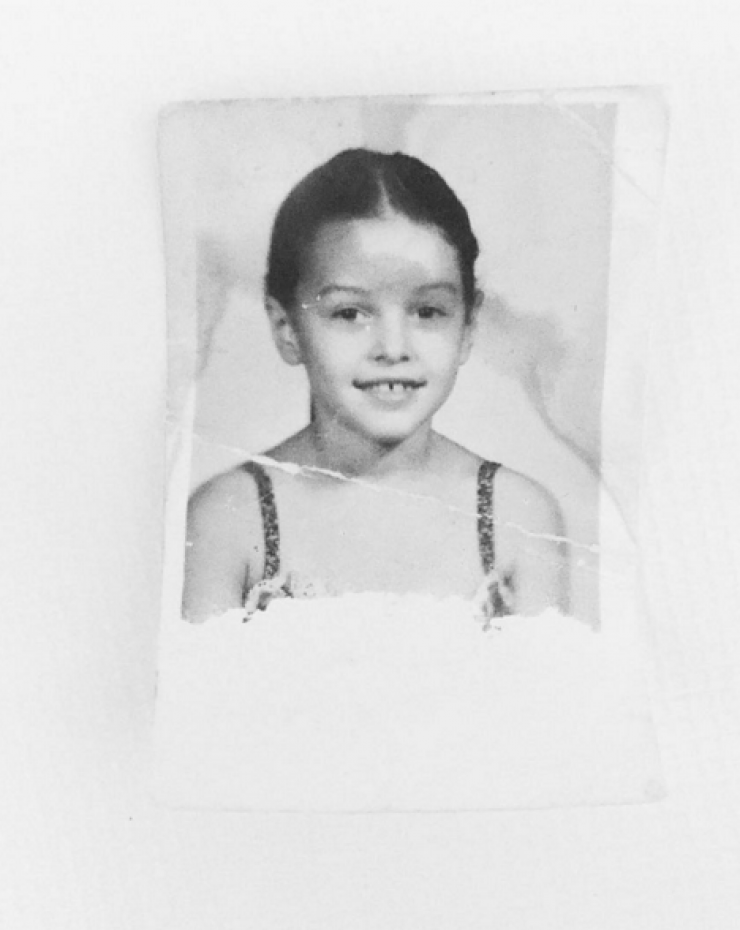 Ποια πασίγνωστη Ελληνίδα τραγουδίστρια είναι το κοριτσάκι στη φωτογραφία;