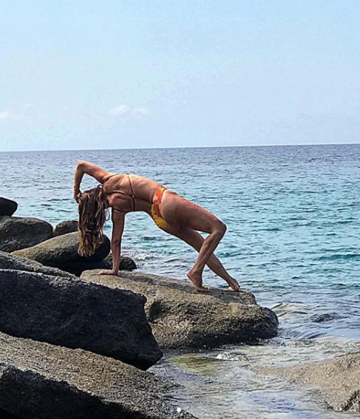 Κύπρια socialite γυμνάζεται δίπλα στη θάλασσα και μας εντυπωσιάζει με την αψεγάδιαστη σιλουέτα της!