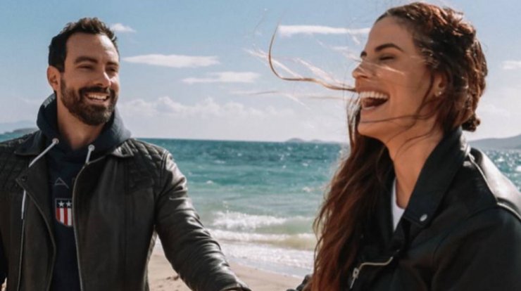 Τανιμανίδης – Μπόμπα: Στη Σίφνο για Πάσχα – Οι κόρες τους παίζουν σε παραλία του νησιού [εικόνα]