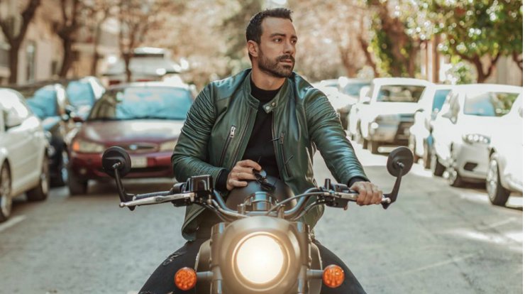 Αγνώριστος! Ο Σάκης Τανιμανίδης μετά από 10 χρόνια ξυρίστηκε κόντρα