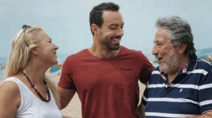 Ότι πιο ρομαντικό θα δείτε σήμερα! Ο Σάκης Τανιμανίδης τσάκωσε τους γονείς του να χορεύουν στο σαλόνι  