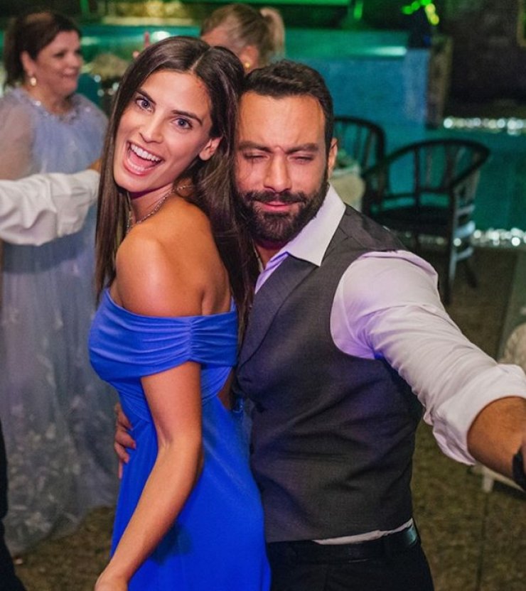 Σάκης Τανιμανίδης – Χριστίνα Μπόμπα: Δεν φαντάζεστε πόσα πράγματα πήραν μαζί τους στο νησί που θα παντρευτούν! [βίντεο]