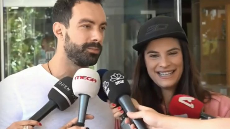 Τανιμανίδης – Μπόμπα: Συγκινημένοι κατά την έξοδό τους από το μαιευτήριο! [εικόνες & βίντεο]