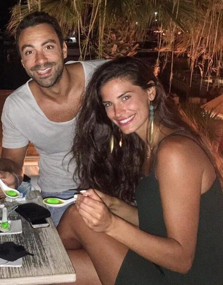 Σάκης Τανιμανίδης - Χριστίνα Μπόμπα: Αγκαλιές και φιλιά σε παραλία της Μυκόνου [βίντεο]