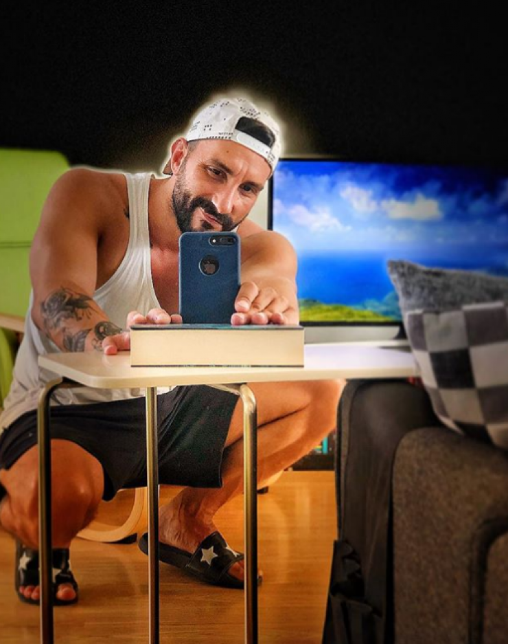 Τάσος Ευαγγέλου: Το υπέροχο σαλόνι του σπιτιού του! [βίντεο]