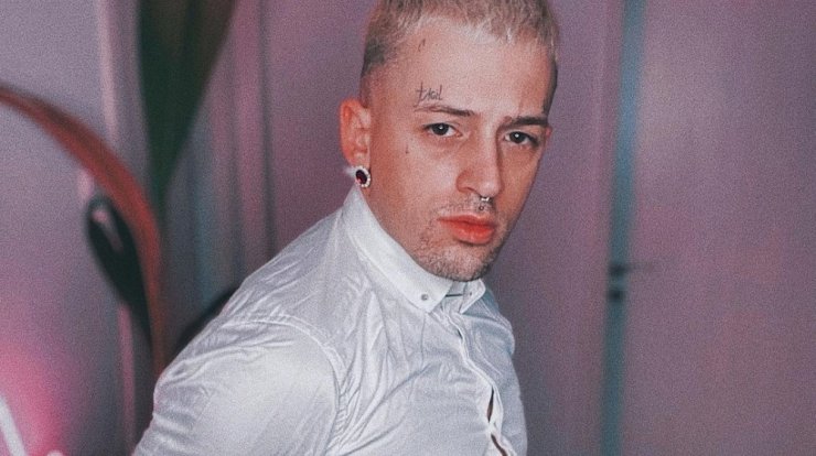 Τάσος Ξιαρχό: Ο βιασμός σε ηλικία έξι ετών από αγόρι της γειτονιάς του και το ξέσπασμα [βίντεο] 