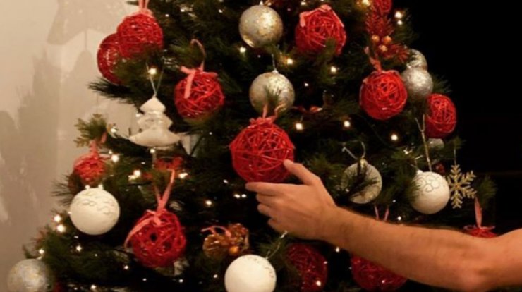 Παρουσιαστής της κυπριακής τηλεόρασης στόλισε ήδη το χριστουγεννιάτικό του δέντρο! [εικόνες]
