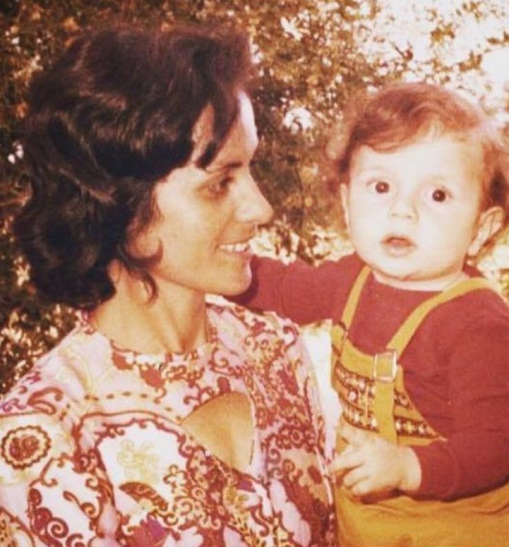 Ποιος επώνυμος Κύπριος είναι το αγοράκι στη φωτογραφία αγκαλιά με τη μητέρα του;