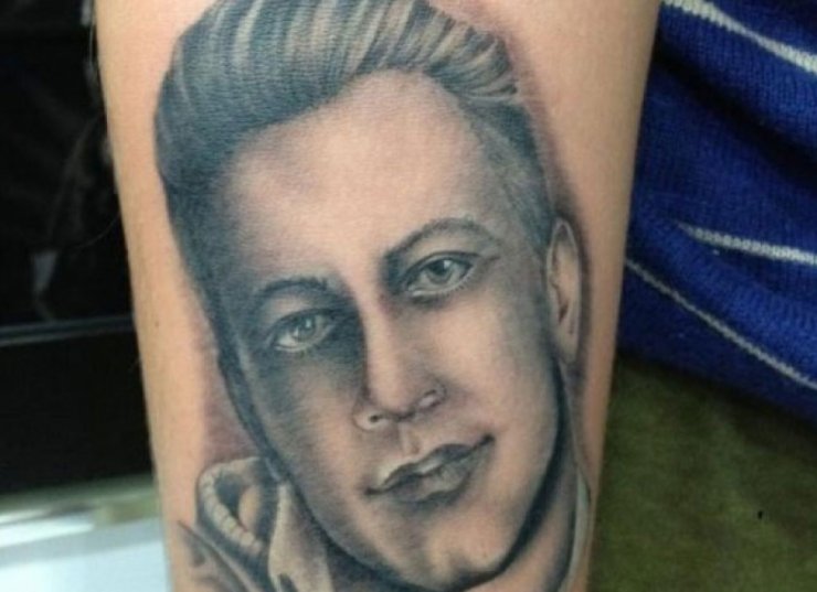 Απίστευτο! Ελληνίδα διάσημη έκανε τατουάζ το πρόσωπο του άντρα της!