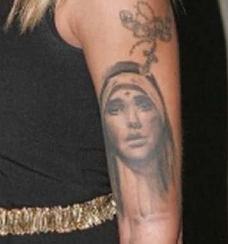 Ελληνίδα τραγουδίστρια: Το νέο τατοο της με την μορφή της Παναγίας