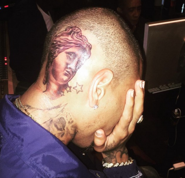 Πασίγνωστος τραγουδιστής έκανε τατουάζ την “Αφροδίτη της Μήλου” στο κεφάλι του!