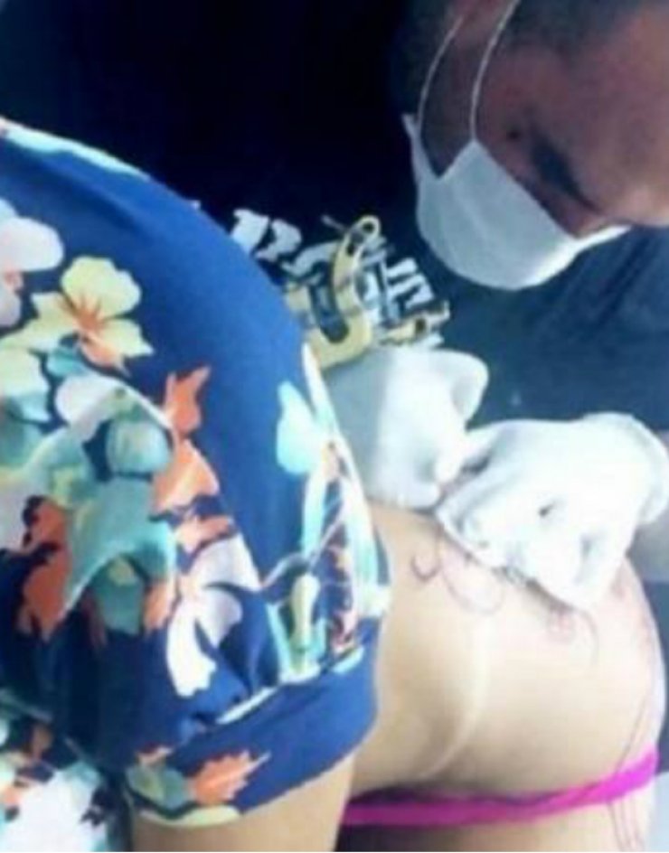 Ποια καυτή παρουσιάστρια “χτύπησε” τατουάζ στα οπίσθια και μας το έδειξε;