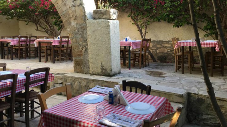 15 οικογενειακές ταβέρνες σε όλη την Κύπρο για μπουφέ, μεζέ και διασκέδαση