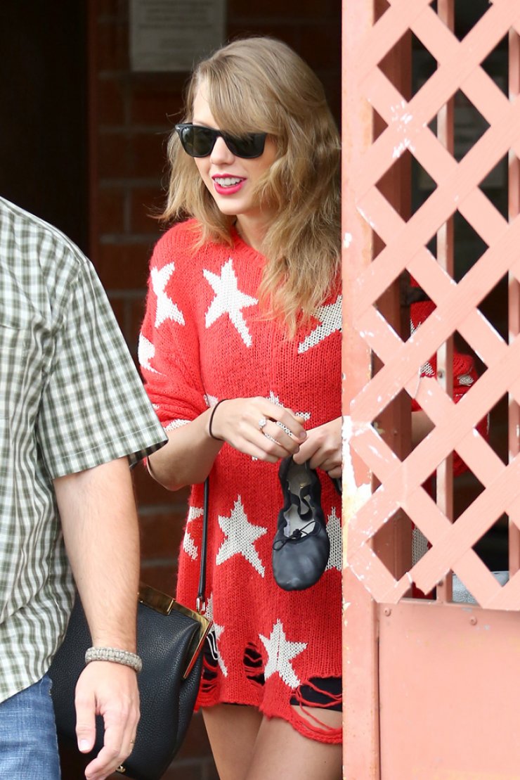 Taylor Swift: Πήρε τα παπούτσια στο χέρι