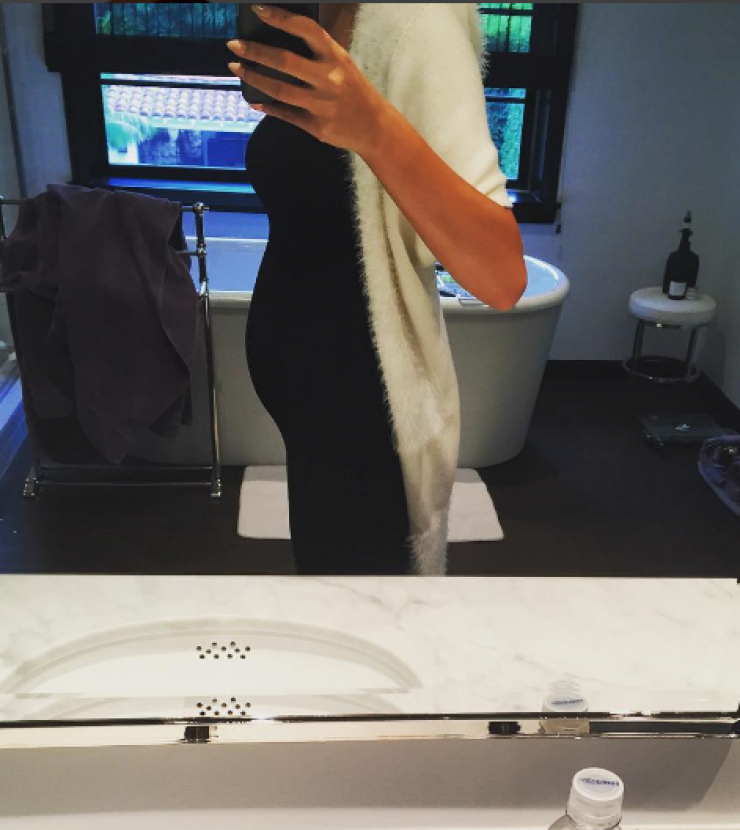 Δείτε για πρώτη φορά τη φουσκωμένη κοιλίτσα επώνυμης καλλονής!