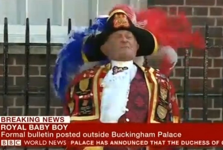  Όταν ο «τελάλης» του Μπάκιγχαμ ανακοίνωσε τον ερχομό του γιου του πρίγκιπα William και της Kate Middleton!