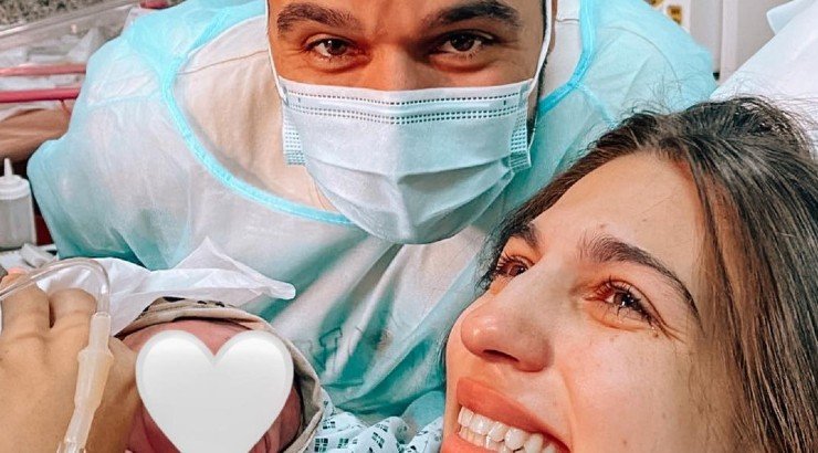 Θέλξια Βαλέρια Φραγκούδη – Χριστίνος Πίπης: Πρωινό χουζούρεμα με την κόρη τους στο κρεβάτι!