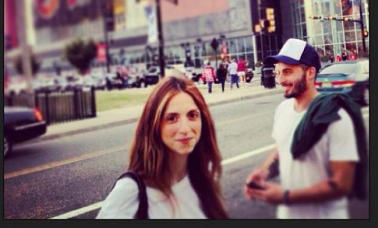 Ο μικρός Νίκος στην αγκαλιά της μαμάς Σοφίας Καρβέλα εγκρίνει τη δουλειά της!